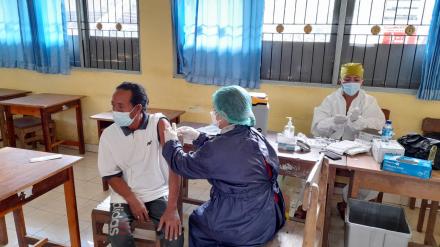 Puskesmas Busungbiu II Mulai Berikan Vaksin Dosis Kedua Kepada Masyarakat Desa Sepang